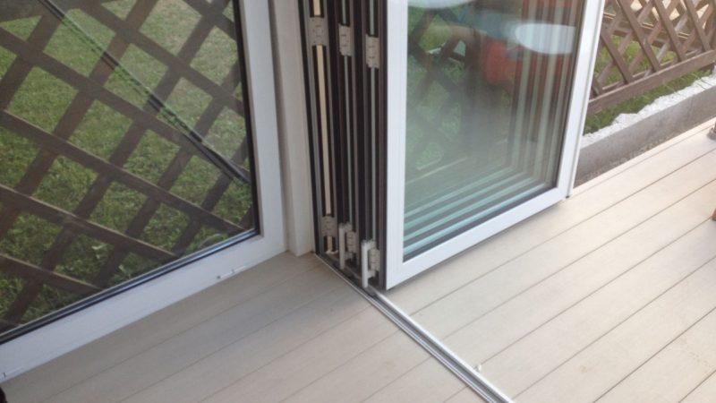 Симфония пространства: Как алюминиевая дверь-гармошка превращает дом в бесконечность