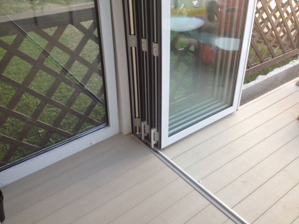 Симфония пространства: Как алюминиевая дверь-гармошка превращает дом в бесконечность