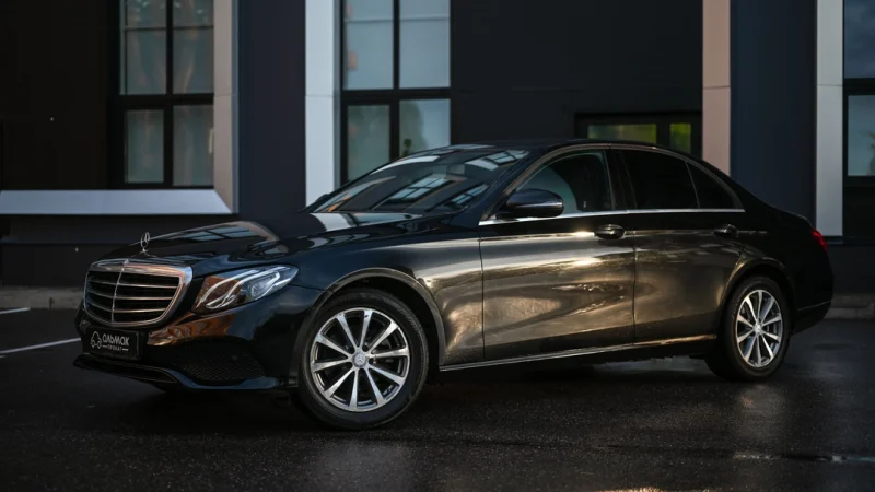 Искусство управления впечатлением: Как аренда авто бизнес-класса меняет правила игры в большом городе