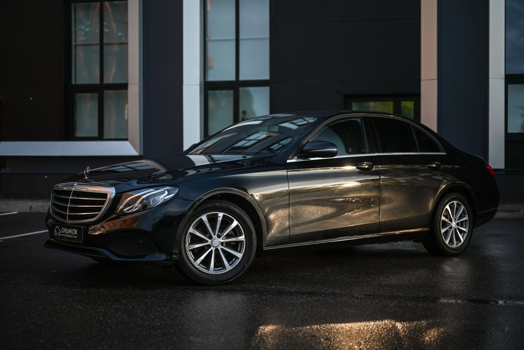 Искусство управления впечатлением: Как аренда авто бизнес-класса меняет правила игры в большом городе